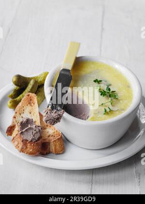 Pâté de foie de poulet dans un bol avec des cornichons marinés et du pain grillé Banque D'Images