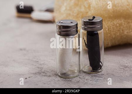 Produits de nettoyage des dents zéro déchet pour une vie durable, brosse à dents, soie floss sur fond de béton, gros plan Banque D'Images