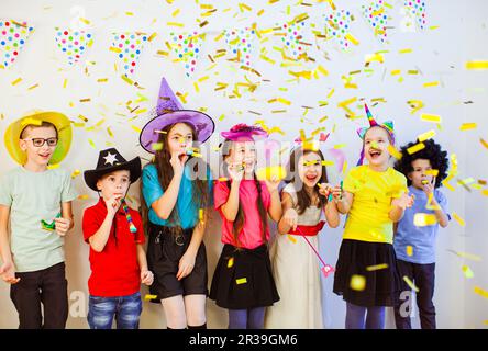 Groupe d'adorable kids having fun at Birthday party Banque D'Images