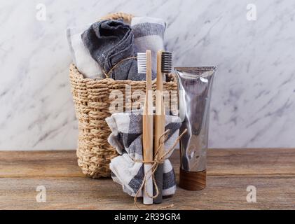 Kit de lavage pour l'auto-soin du matin avec brosses à dents, tube de dentifrice et serviettes Banque D'Images