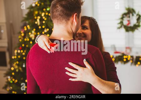 Couple avec vue arrière près de l'arbre de Noël Banque D'Images