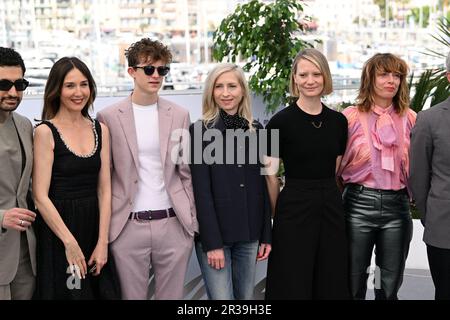 (De gauche à droite) Amir El-Masry, Elsa Zylberstein, l'acteur britannique Samuel Anderson, la directrice autrichienne Jessica Hausner, l'actrice australienne Mia Wasikowska et la scénariste française Geraldine Bajard, assistant au photocall du Club Zero, lors du Festival du film de Cannes 76th à Cannes, en France. Date de la photo: Mardi 23 mai 2023. Le crédit photo devrait se lire comme suit : Doug Peters/PA Wire Banque D'Images