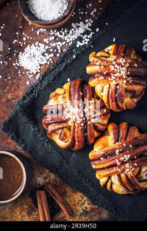 Petits pains suédois à la cannelle avec café Banque D'Images