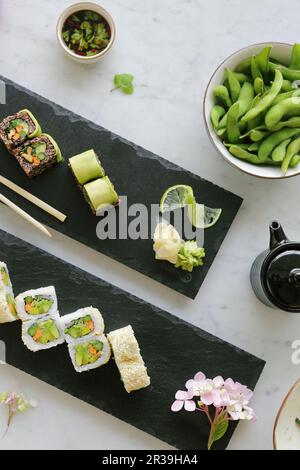 Divers types de sushis avec édamame Banque D'Images