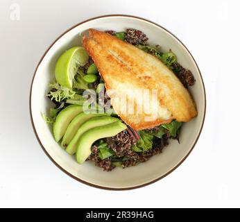 Salade de quinoa au seabass, à l'edamame et à l'avocat Banque D'Images