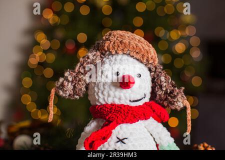 Jouet en tricot de bonhomme de neige fait main avec chapeau et foulard Banque D'Images