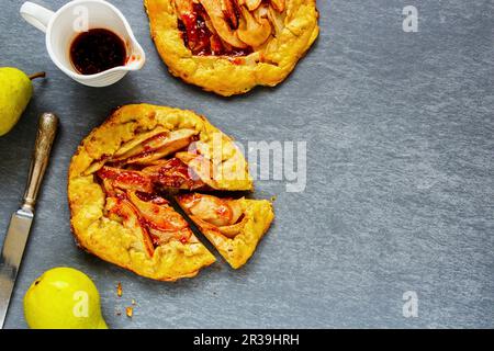 Tarte aux poires ou tarte à la confiture de framboises Banque D'Images