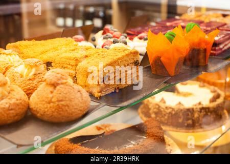 Bonbons et gâteaux en vitrine. Gâteaux au cokolate, petits gâteaux aux fruits et desserts. Banque D'Images