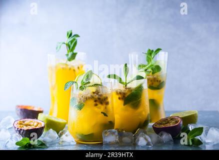 Passion Fruit Lemonade garni de Menthe et citron vert Banque D'Images
