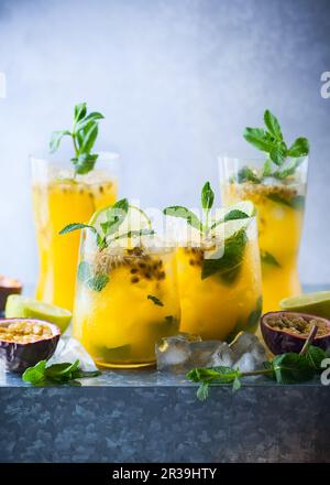 Passion Fruit Lemonade garni de Menthe et citron vert Banque D'Images