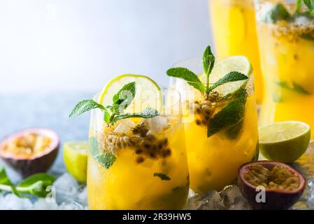 Passion Fruit Lemonade garni de Menthe et citron vert Banque D'Images