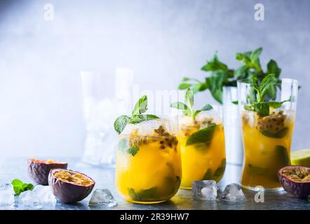 Passion Fruit Lemonade garni de Menthe et citron vert Banque D'Images
