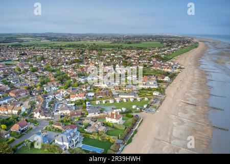 Vue aérienne le long de la plage et de Sea Road à East Preston, sur la côte sud de l'Angleterre, à West Sussex. Banque D'Images