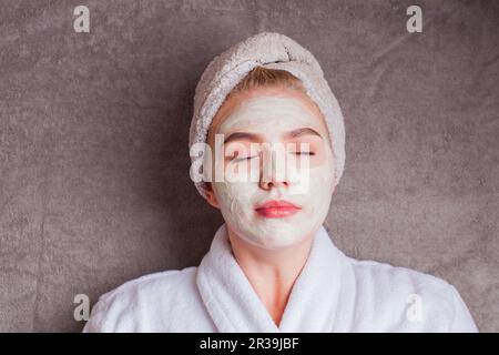 La belle femme se détend dans le salon de spa Banque D'Images