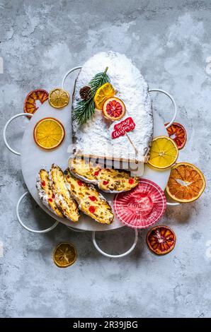 Un pollen de Noël sur un stand ajouré avec des chips d'agrumes, décoré dans un motif de Noël Banque D'Images