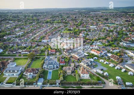 Front de mer d'East Preston dans West Sussex sur la côte sud de l'Angleterre, photo aérienne. Banque D'Images