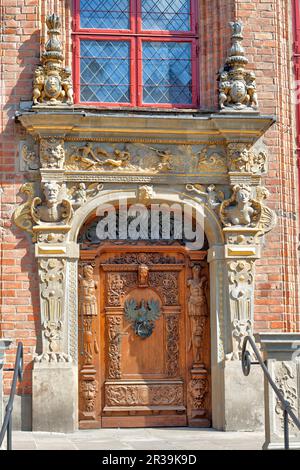 Porte en bois décorée et entamblature Banque D'Images