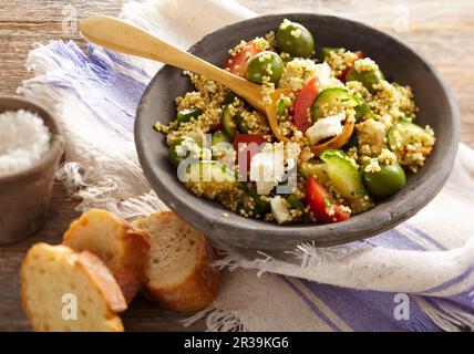 Salade de millet grec avec feta, concombre, tomate et olives vertes Banque D'Images