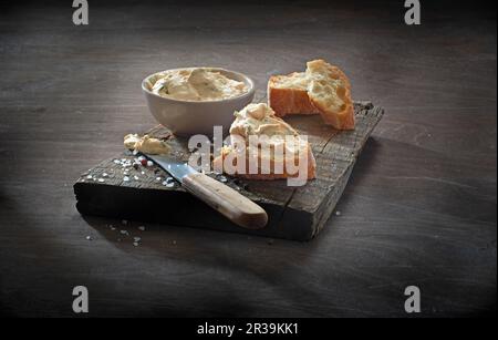 Dans un bol et sur des tranches de baguette, faire de la crème à la ciboulette Banque D'Images