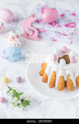 Gâteau de Pâques avec glace et œufs sucrés Banque D'Images