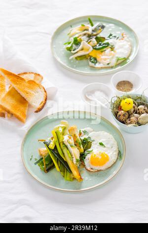 Poireau braisé avec camembert fondu et œufs frits Banque D'Images