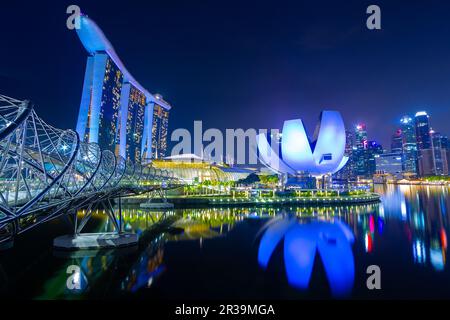 Vue de nuit sur Marina Bay à Singapour, y compris le Marina Bay Sands Hotel et le Musée ArtScience. Banque D'Images