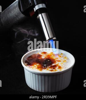 Une crème brûlée caramélisée Banque D'Images