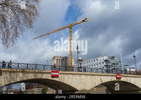 Pont de l'Archeveche (pont de l'Archevêque) avec le chantier de construction notre-Dame en arrière-plan. Paris, France. 24 mars 2023. Banque D'Images