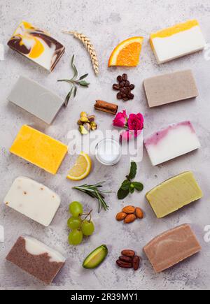 Ensemble de savon différent et leurs ingrédients Banque D'Images