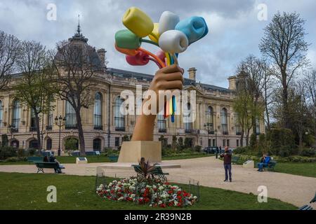 Bouquet de tulipes par Jeff Koons à l'extérieur du petit Palais, musée d'art de Paris, France 25 mars 2023. Banque D'Images