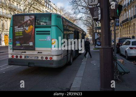 Passager quittant le bus local à Paris, France. 25 mars 2023. Banque D'Images