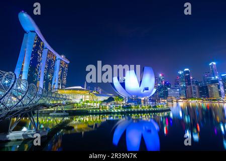 Vue de nuit sur Marina Bay à Singapour, y compris le Marina Bay Sands Hotel et le Musée ArtScience. Banque D'Images