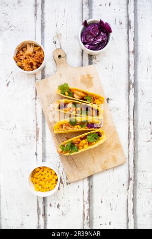 Tacos végétariens aux fruits de la jaquette avec du maïs sucré, du chou rouge et de la coriandre Banque D'Images