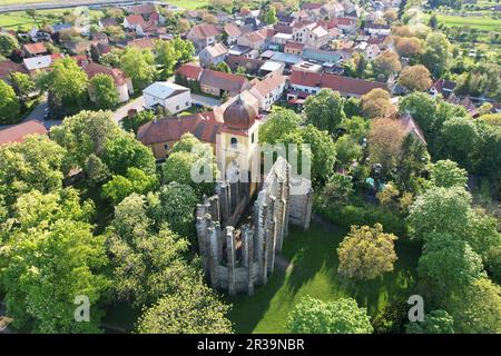 Cathédrale gothique inachevée de notre-Dame fondée au 12 e siècle dans le village de Panensky Tynec, république tchèque - lieu magique plein de nature Banque D'Images