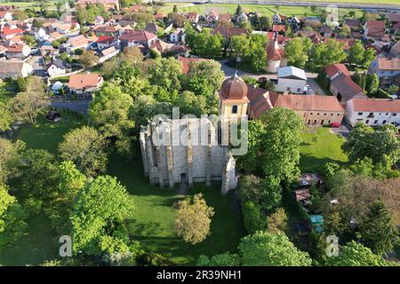 Cathédrale gothique inachevée de notre-Dame fondée au 12 e siècle dans le village de Panensky Tynec, république tchèque - lieu magique plein de nature Banque D'Images