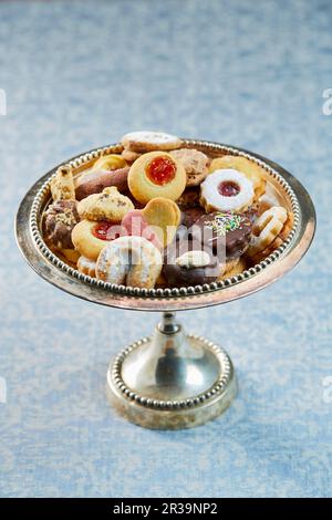 Biscuits à l'heure du thé sur un support à gâteau Banque D'Images