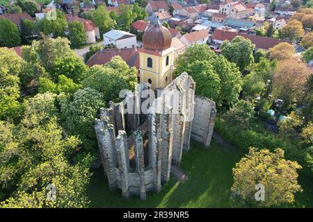 Cathédrale gothique inachevée de notre-Dame fondée au 12 e siècle dans le village de Panensky Tynec, république tchèque - lieu magique plein de nature Banque D'Images