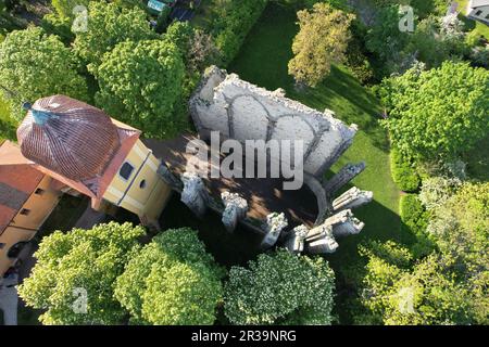 Cathédrale gothique inachevée de notre-Dame fondée au 12 e siècle dans le village de Panensky Tynec, république tchèque - lieu magique plein de nature Banque D'Images