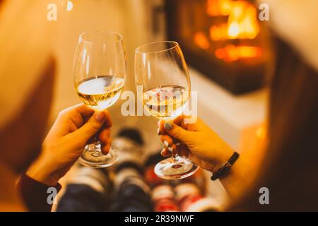 Deux verres de vin dans les mains de l'homme et de la femme Banque D'Images