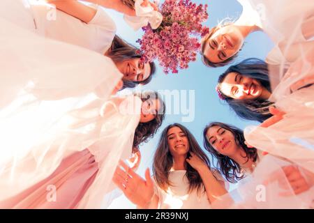 Filles stylées à la fête de poule à la nature au printemps Banque D'Images