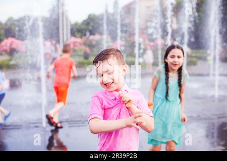 De jolis divertissements pour enfants dans la fontaine de la ville Banque D'Images