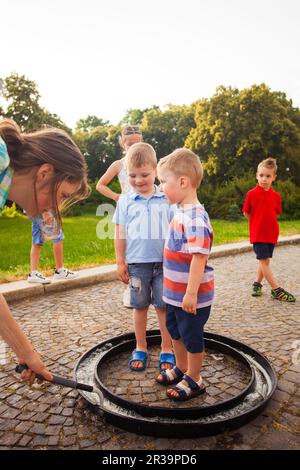 Des enfants heureux s'amuser ensemble dans le parc d'été Banque D'Images