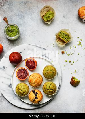 Muffins au matcha, à l'orange de sang et aux raisins secs Banque D'Images