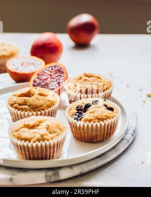 Muffins à l'orange de sang avec raisins secs Banque D'Images