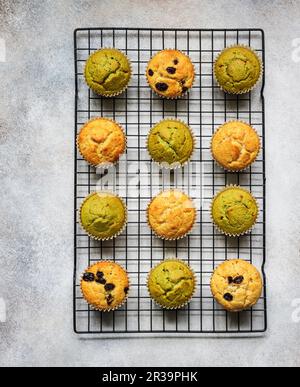 Muffins au matcha, à l'orange de sang et aux raisins secs Banque D'Images