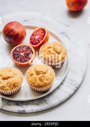 Muffins à l'orange de sang avec raisins secs Banque D'Images