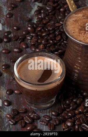 Café turc dans une glace et une tasse de verre Banque D'Images