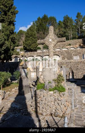 Grande croix et pins, cimetière d'Esporles, Majorque, Iles Baléares, Espagne. Banque D'Images