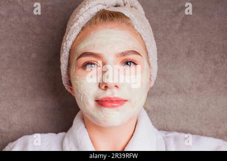 Le jour de congé pour fille dans le salon de spa Banque D'Images