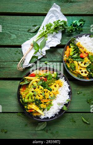 Curry de légumes jaunes aux racines de lotus et riz Basmati Banque D'Images